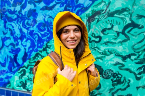 Preview: Happy woman traveling in san francisco city street