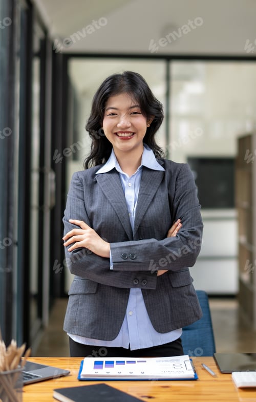 Vista previa: Confident Businesswoman Standing in Modern Office Environment