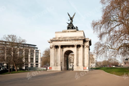 Preview: Wellington arch monument standing in london park landscape