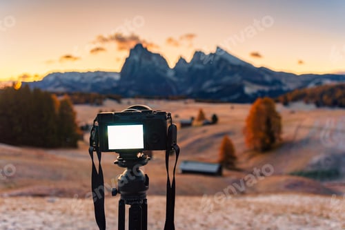 Preview: Camera on Tripod Capture Sunrise over Alpe di Siusi Dolomites Alpine Meadow Autumn Landscape Italy