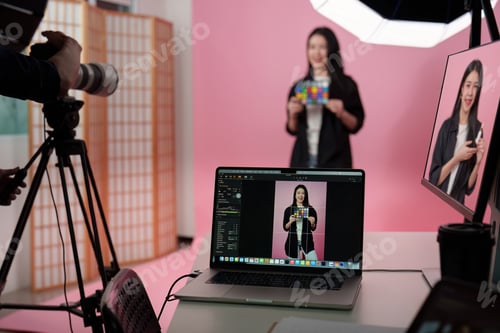 Preview: Tethered shooting laptop screen showing color calibration during studio photoshoot
