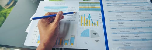 Preview: Banner Businesswoman reading financial graph charts business info with computer laptop. Panorama Wom