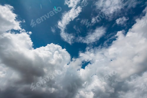 Vorschau: Blauer Himmel, flauschige weiße Wolken in der Sommersaison, helle, klare Skyline mit wunderschöner Wolkenlandschaft.
Panorama