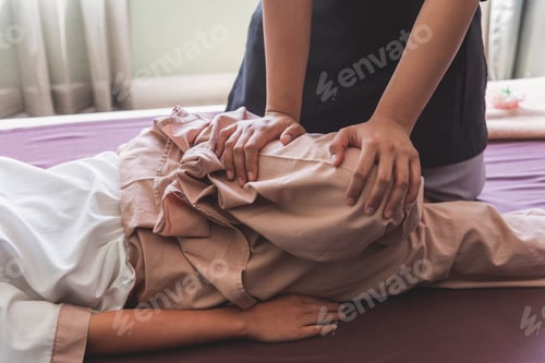 Vista previa: Massage Thai Spa foot massage. Close up woman leg side therapy relax treatment in spa salon. Spa bod