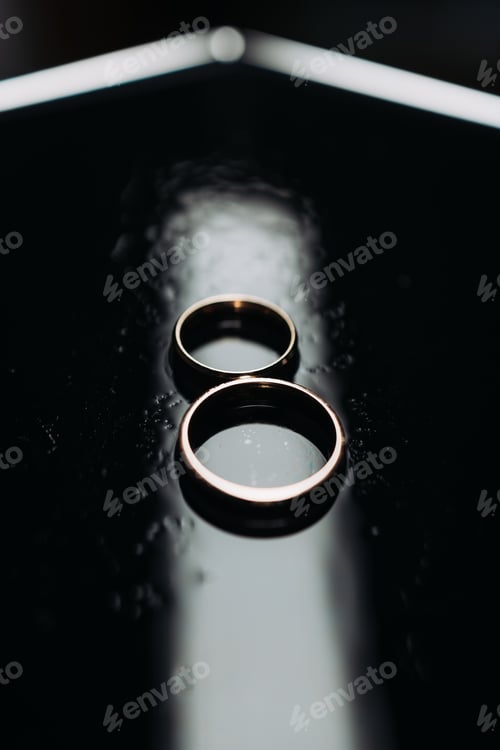 Preview: Gold wedding rings for newlyweds. Precious wedding rings for two.