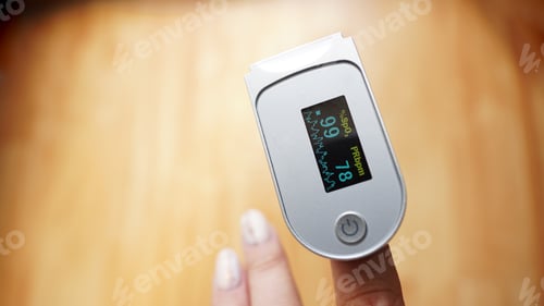 Preview: Pulse oximeter on finger showing oxygen saturation and heart rate