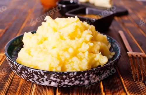 Preview: Mashed potatoes in bowl on a wooden background