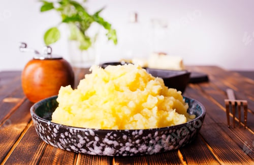 Preview: Mashed potatoes in bowl on a wooden background