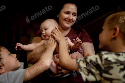 мальчики тискают малолеток Три Мальчика Стоковые фотографии, картинки, все без лицензионных отчислений - Envato